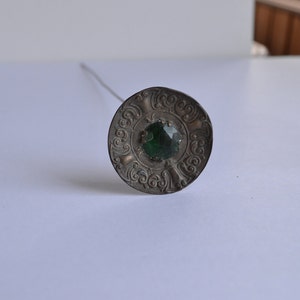 super lange 10 inch antieke Victoriaanse messing hoedenspeld stick met grote ronde bovenkant met groene glazen middensteen