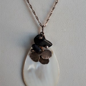 Vintage 925 sterling silver MOP mother of pearl shell drop pendant necklace black bead accent