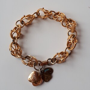 Vintage inusual oro metal grandes eslabones pulsera de amuleto con agnus Dei esmalte azul encanto Sagrado Corazón y amuleto de Santa Ana