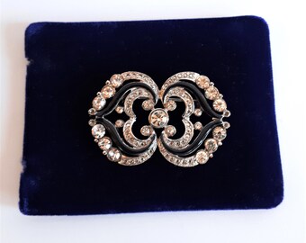 Broche de faja calado con pasta de diamantes de imitación transparente incrustada en esmalte azul oscuro con placa de rodio de color plata vintage, joyería nupcial para bodas.