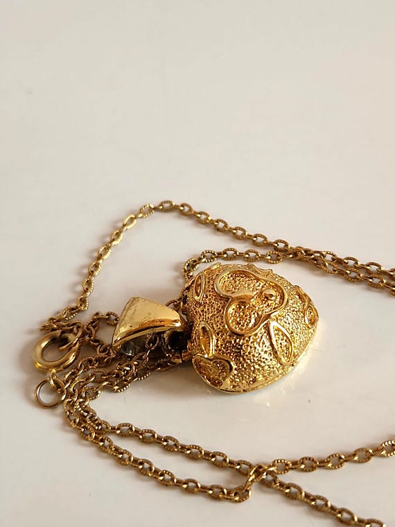 Collana con ciondolo a forma di cuore gonfio in altorilievo placcato in oro, stile vintage e romantico - Italia