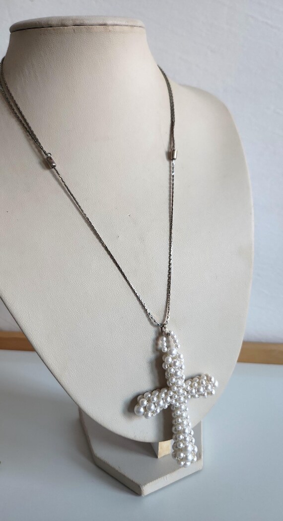 Collana con ciondolo a forma di croce, crocifisso, in argento spazzolato e oro con perle - Italia