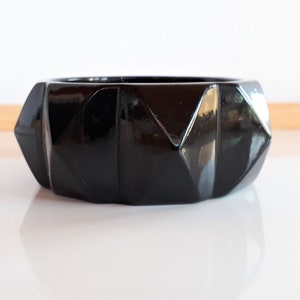 RUNWAY schwarzer Harz Armreif skulptural Armband mit Deko Pyramide Design