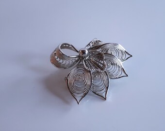 elegant ART DECO rhodium plated filigree flower leaves bow layered brooch pin vintage