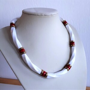 Vintage ägyptische Revival Perlen Torque Halskette weiß und rot Lucite Kunststoff