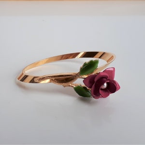 Vintage gold metal pink enamel flower green leaves scarf ring