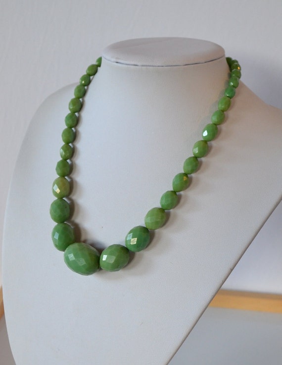 Green bakelite best sale necklace