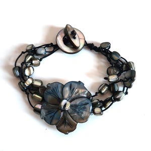 Vintage SAJEN silbergraues Abalone Perlmutt Perlmutt Armband mit geschnitzter Blume
