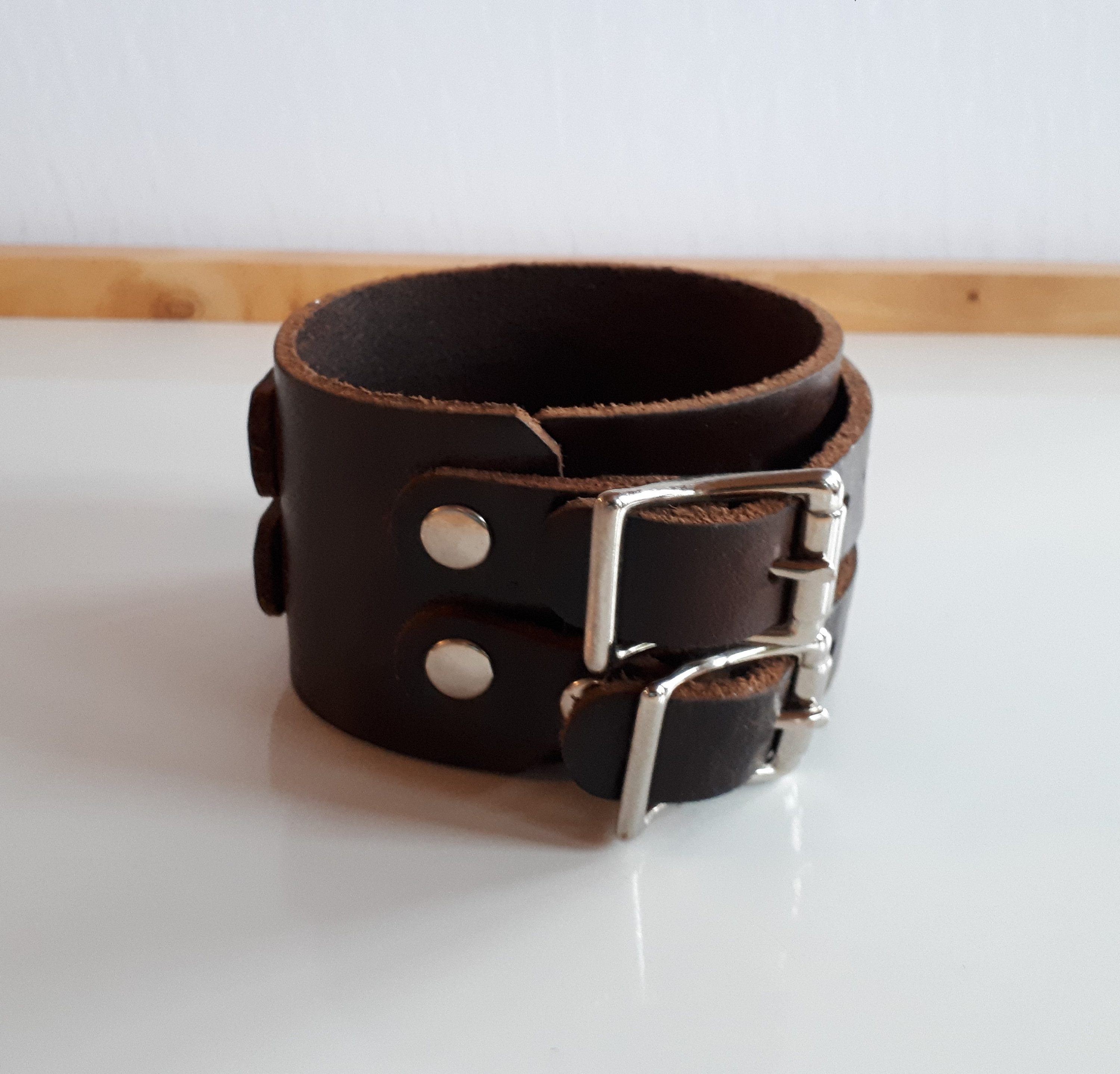 ユニセックスの厚手のブラウンレザーブレスレット、2つのメタル