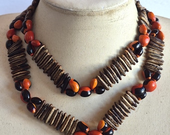Collar vintage bohemio con cuentas rojas y marrones: joyería exótica y ecológica.
