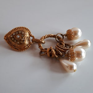 Statement Vintage DESIGNER Couture Gold Metall und Strass Herz Brosche Pin mit baumelnden Faux Perlen Charms