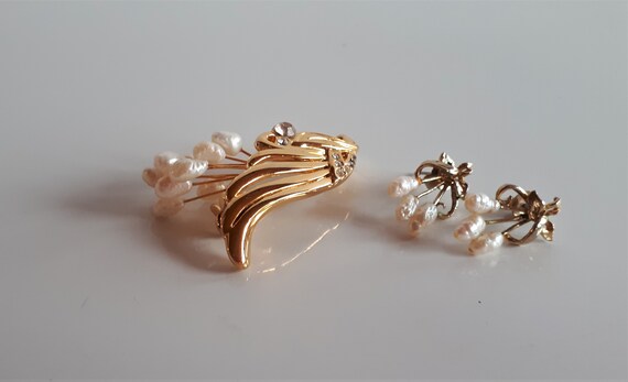Pearl and gold metal brooch pin and earrings, Vin… - image 2