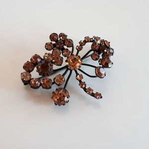 Vintage Made in Austria signed cognac honey topaz crystal rhinestone flowers with bow spray brooch pin