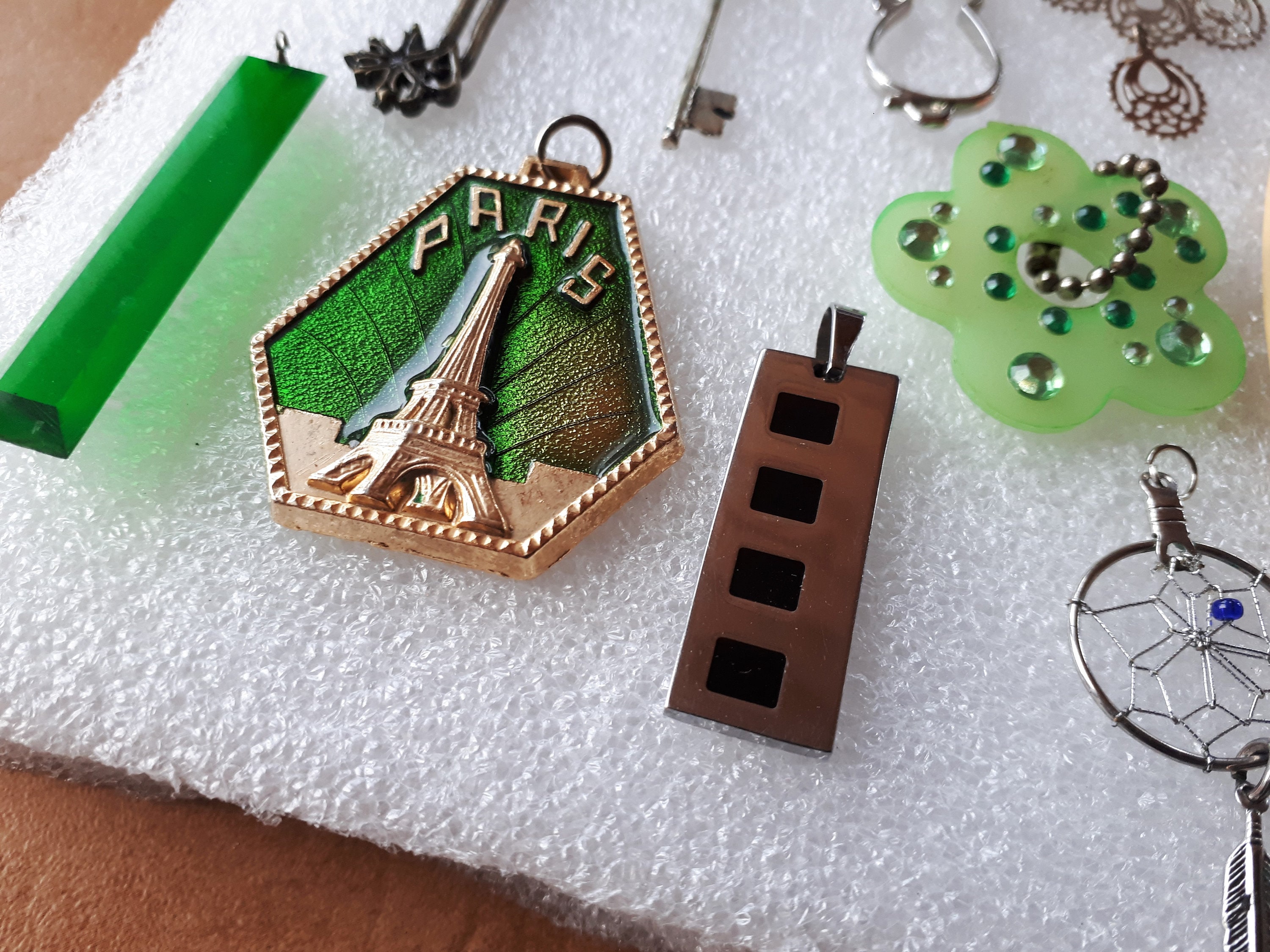 Lot D'anciennes Breloques Et Pendentifs En Bois - Hongrie Autriche - Occasion