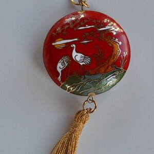 60er Jahre chinesischer oder japanischer Emaille Doppelseitiger Anhänger mit Storchen Baum See Anhänger mit Quaste Halskette vintage