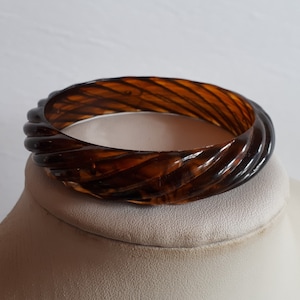 Vintage swirl cognac brown faux tortoiseshell plastic lucite bangle bracelet twisted rope shape
