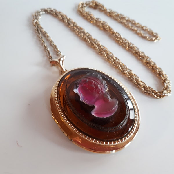 Grande plaque d’or vintage butterscotch verre violet pâté de verre cameo médaillon collier pendentif avec profil de dame