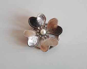 Vintage textured silver color metal faux pearl clover quatrefoil scarf shawl clip