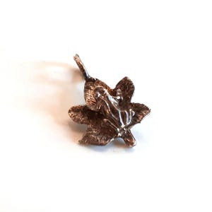Pendentif ou breloque unisexe vintage signé grenouille sur feuille en argent sterling 925