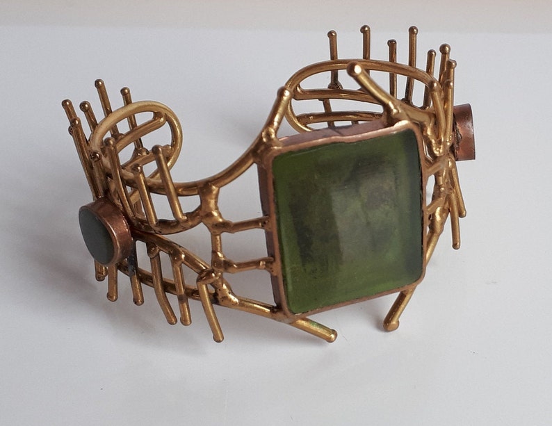 STATEMENT ooak Vintage 70/'s handcrafted artist studio modernist brutalist structural brass cuff bracelet with green resin accent