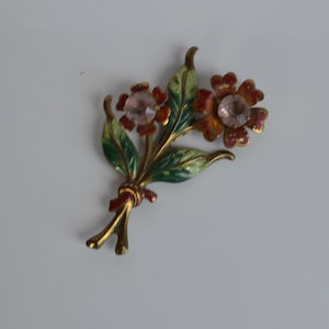 Enorme vintage oude handgeschilderde rode bloemen en groene bladeren metalen broche pin roze pasta