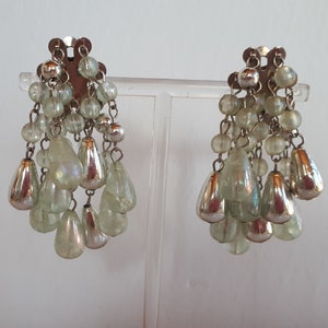 STATEMENT prata e verde pálido iridescente fosco lucite lustre cascata de plástico cha cha brincos pendurados