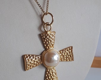 Collier pendentif croix de Malte vintage cabochon de fausses perles plaqué or