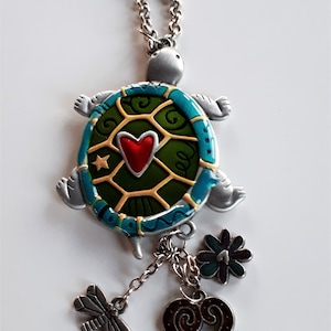 Tartaruga de metal prateado escovado esmalte colorido dupla face com coração vermelho e colar com pingente de amuletos