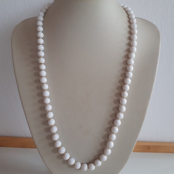 Long vintage TRIFARI signé blanc lucite plastique perlé main noué collier boule perles fermoir caché fermoir