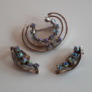 Vintage silver metal prong set aurora borealis blue crystal rhinestones jewelry set  abstract modern brooch pin and clip earrings