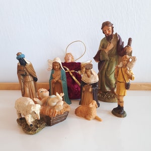Christmas Nativity set creche 8 pcs Vintage resin plastic different sizes figurines collectible