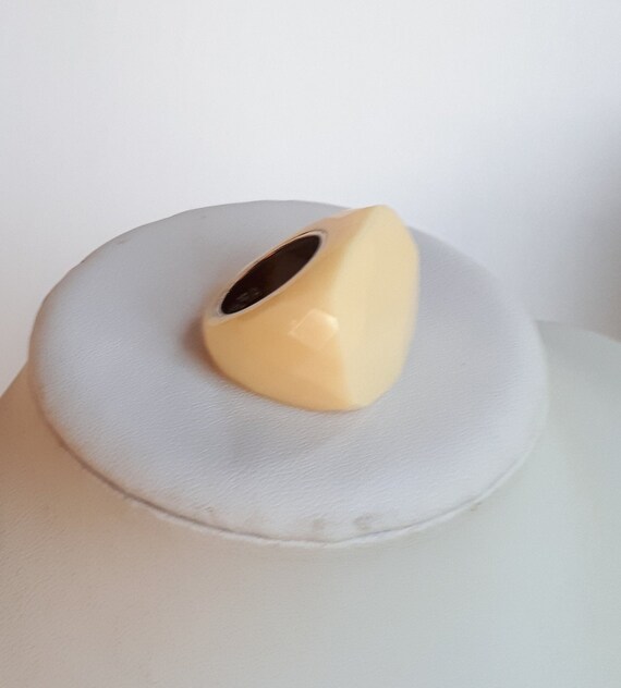Statement cream lucite plastic ring signed BCBGMA… - image 3