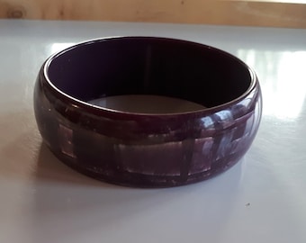 Bracciale con bracciale a cupola in plastica lucidata viola e bianca marmorizzata, bracciale viola, bracciale in plastica,