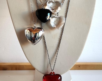 Colar vintage com pingente de coração fofo, em tom prateado, vermelho, preto e transparente.