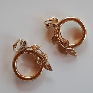 Big Unusual Vintage Designer Couture gold metal hoop statement clip earrings with leafs, hoop earrings, gold metal hoop earrings, image 2