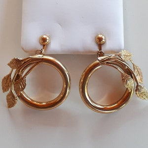 Big Unusual Vintage Designer Couture gold metal hoop statement clip earrings with leafs, hoop earrings, gold metal hoop earrings, image 1