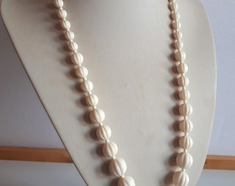 Vintage 50s cream lucite plastic graduated beaded necklace with melon beads