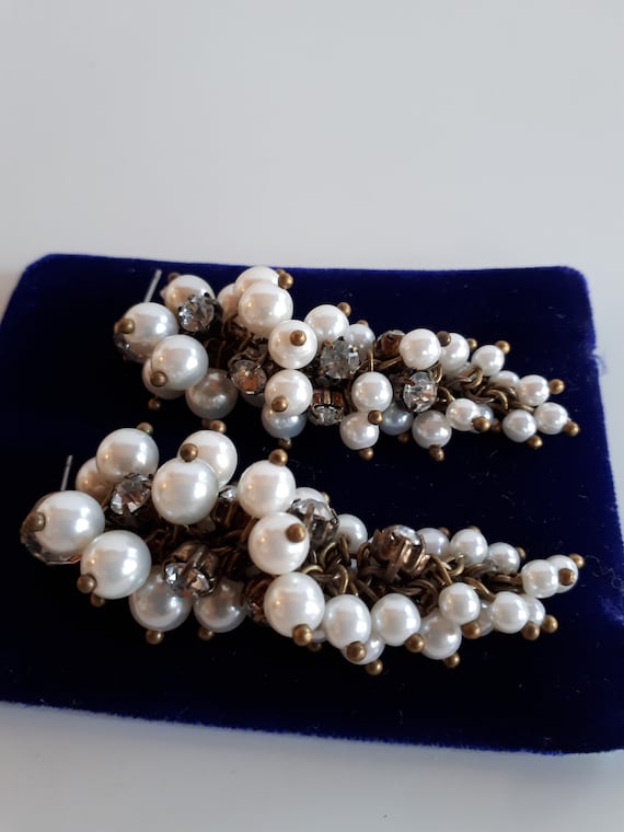 STATEMENT Vintage cascading grape beaded white fa… - image 1