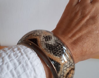 RUNWAY massiccia lucida trasparente in plastica incorporata pelle di serpente stampa animale Bracciale Bracciale di grandi dimensioni