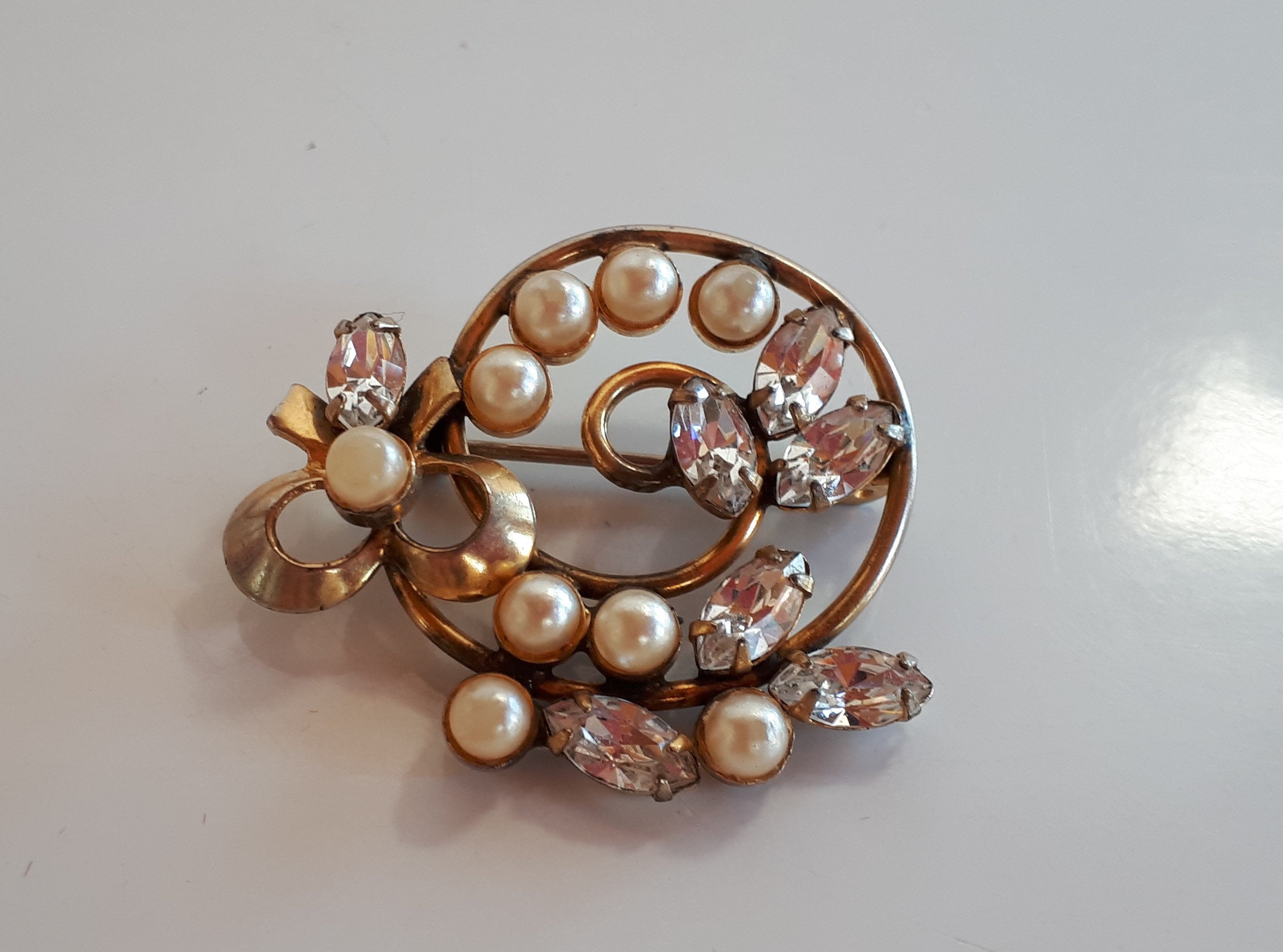 Broche Fleur Plaquée Or Jaune Avec Fausse Perle Et Strass - état Correct