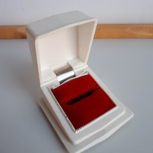 Plástico blanco vintage con cameo de dama en la parte superior y joyero de terciopelo rojo para anillo de compromiso - vacío