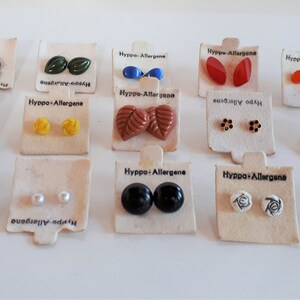 Vintage Deadstock Lot 15 Paare kleine Ohrstecker auf Original-Karte Kunststoff Metall für Verschleiß oder Handwerk Schmuck machen