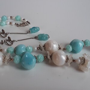 Vintage años 50 perlado blanco y azul mar lucite joyería de plástico conjunto collar de flores moldeadas y pendientes colgantes