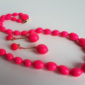 Vintage 50's HONG KONG signed neon pink lucite plastic jewelry set beaded necklace and dangle earrings, pink plastic jewelry set,