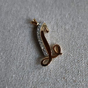Colgante grande vintage de metal color dorado y plateado con incrustaciones de pasta de diamantes de imitación con letra inicial L, regalo para ella.