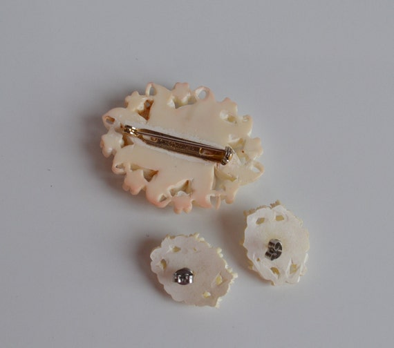 Broche Vintage En Plastique Style Lys De Pâques - Mi-siècle, Celluloïd, Ressort, Occasion