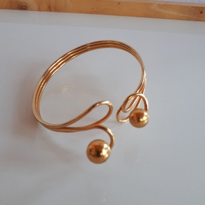 Vintage gold metal modernist atomic space age sculptural cuff bracelet