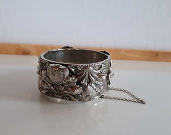 Vintage Victorian revival acorn fruits acanthus leaves high relief design silver colored metal clamper hinged bangle bracelet