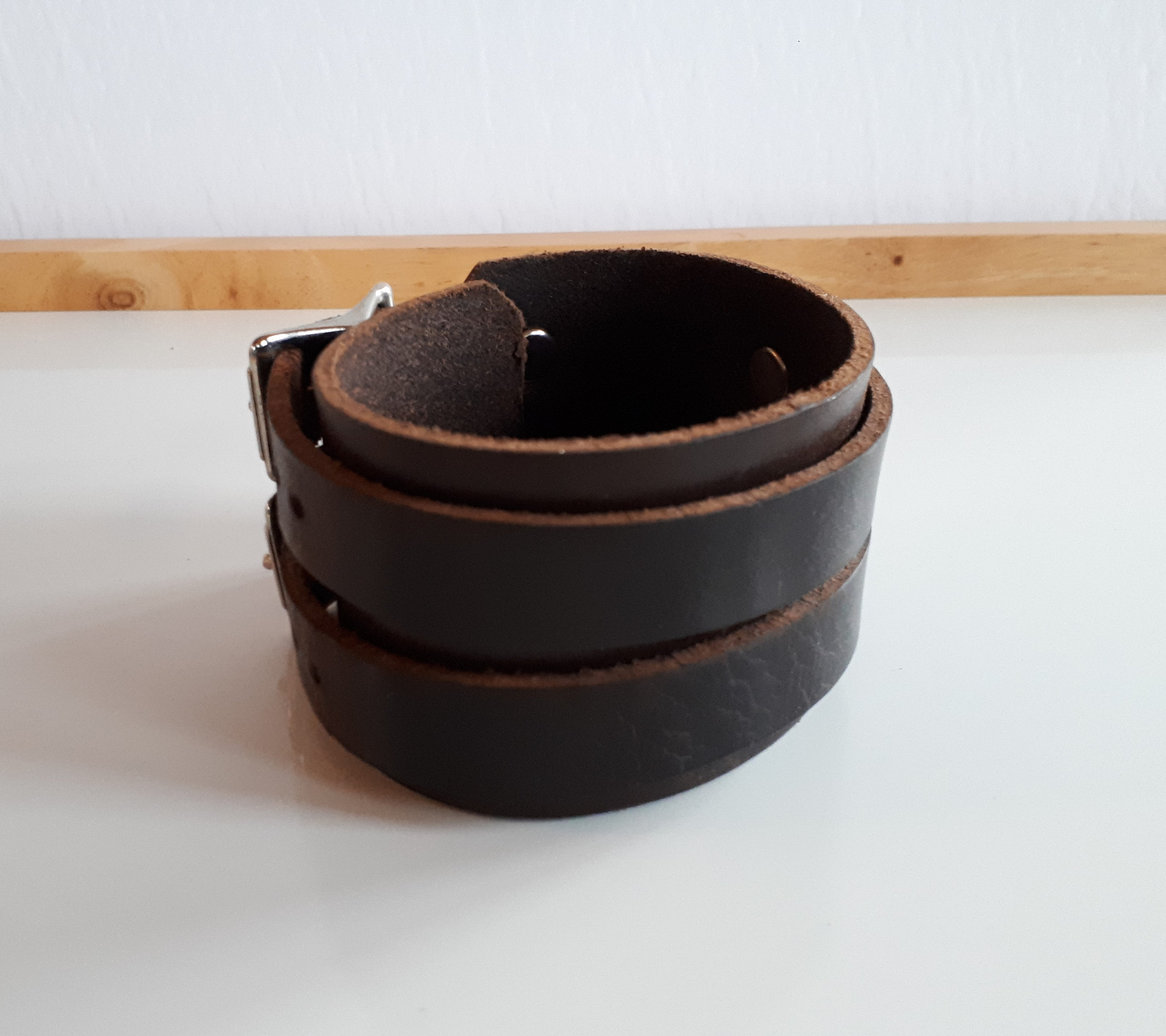 ユニセックスの厚手のブラウンレザーブレスレット、2つのメタル