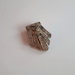 ART DECO-kruka i metall med strass, pälsklämma i klänning, vintage